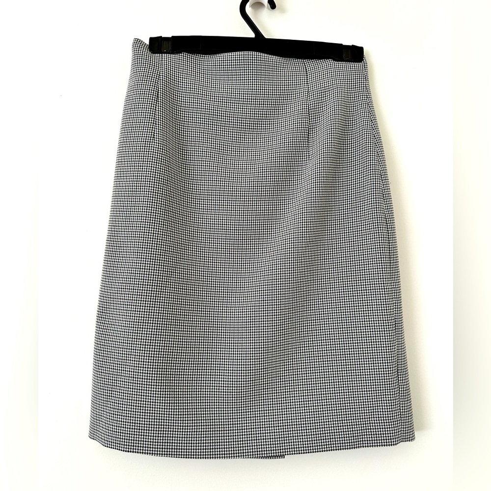 Tahari houndstooth pencil skirt with exposed back zip - 4P